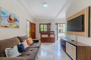 Basic Apartment | Living area | 32-inch Smart TV with digital channels - Dtos en Cond. c/ Piscina en Porto Seguro GIU (Porto Seguro)
