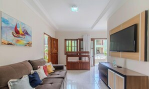 Basic Apartment | Living area | 32-inch Smart TV with digital channels - Dtos en Cond. c/ Piscina en Porto Seguro GIU (Porto Seguro)