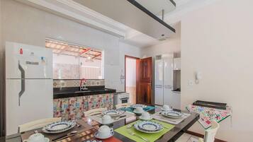 Apartamento básico | Cozinha privada | Talheres/pratos/utensílios de cozinha