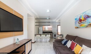 Basic Apartment | Living area | 32-inch Smart TV with digital channels - Dtos en Cond. c/ Piscina en Porto Seguro GIU (Porto Seguro)