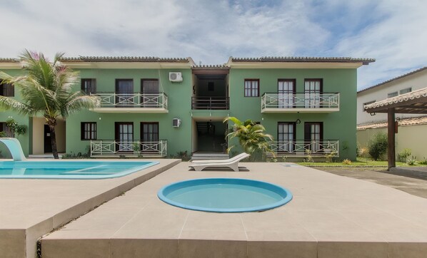 Una piscina al aire libre