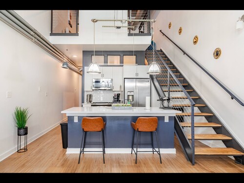 Chic 2BR2BA Loft – Atlantic Station, Walk to Shops, Dining & Events