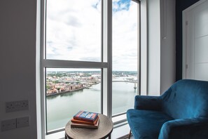 Luxury Penthouse, Accessible, Ensuite (Entire) | Iron/ironing board, free WiFi - The Itchen River Penthouse (Southampton)