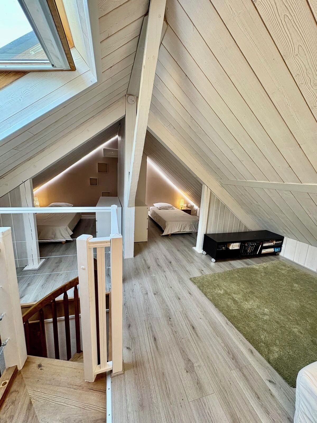 4 bedrooms, iron/ironing board, internet, bed sheets