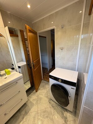 Dusche, Haartrockner, Handtücher