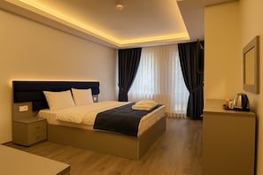 Deluxe Double Room | Desk, laptop workspace, free WiFi