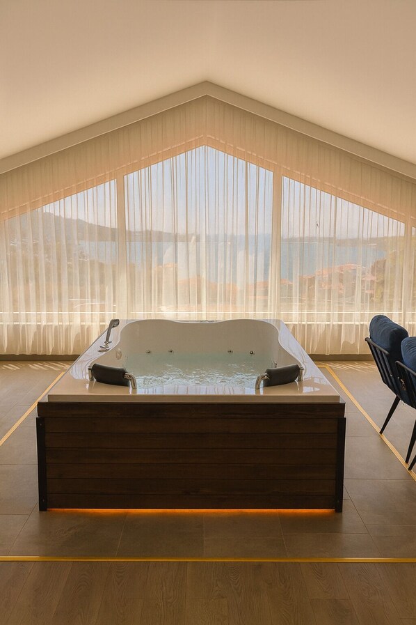 Doppia Luxury, balcone, vista mare | Una scrivania, postazione laptop, Wi-Fi gratuito