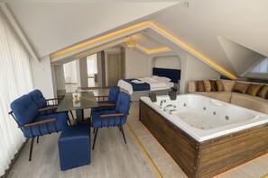Luxury Double Room, Balcony, Sea View | Living area - Refletion of the Bosphorus (İstanbul)