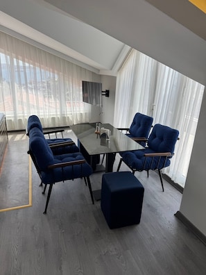 Een bureau, een laptopwerkplek, gratis wifi