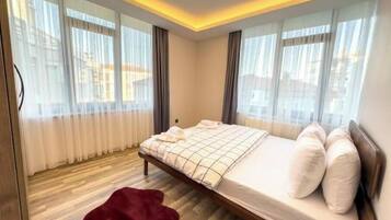 4 bedrooms, iron/ironing board, WiFi, bed sheets