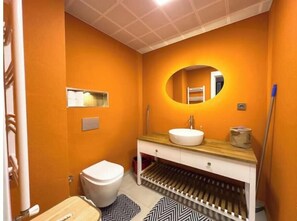 Asciugacapelli, asciugamani, sapone, carta igienica