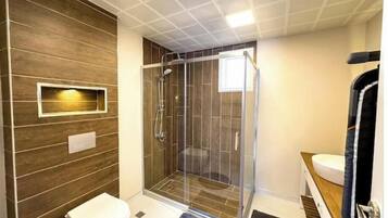 Asciugacapelli, asciugamani, sapone, carta igienica