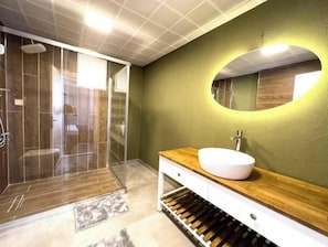 Secadora de cabello, toallas, jabón, papel de baño