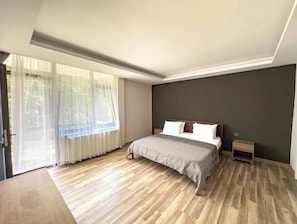 3 habitaciones, tabla de planchar con plancha, wifi y ropa de cama