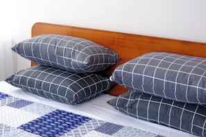 4 bedrooms, iron/ironing board, internet, bed sheets