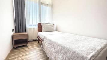 4 bedrooms, iron/ironing board, Internet, bed sheets