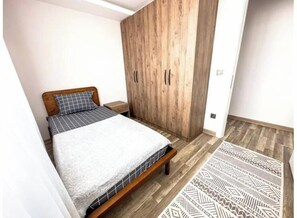 4 bedrooms, iron/ironing board, internet, bed sheets