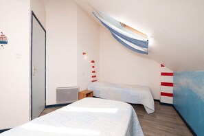 Tabla de planchar con plancha, wifi y ropa de cama