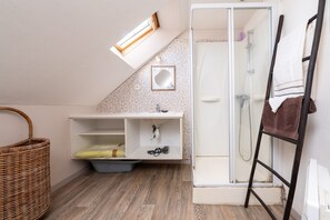 Shower, hair dryer, towels - Farmhouse Holiday Home (Questembert)
