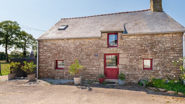 A stone house with a red door, two windows, and a chimney. - Non-air-conditioned country cottage near a farm (Questembert)
