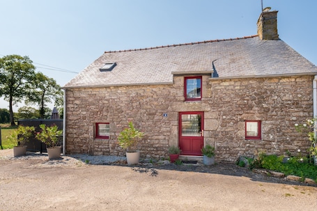 Exterior. Farmhouse Holiday Home