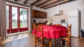 Kylskåp, mikrovågsugn, ugn och spishäll