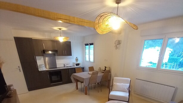 A compact living space with a kitchen, dining area, and seating area. - Apartment 2/3 persons Laruns town center (Laruns)