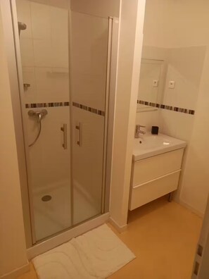 Dusche, Haartrockner, Handtücher, Seife