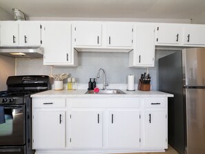 Frigorifero, microonde, forno, piano cottura