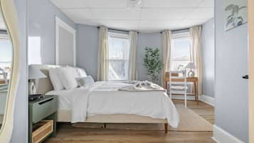 3 habitaciones, escritorio y tabla de planchar con plancha