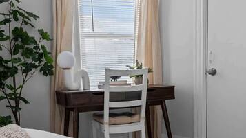 3 habitaciones, escritorio y tabla de planchar con plancha