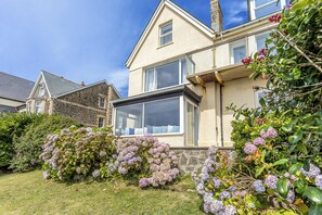 Exterior - 3 bed with garden, parking & stunning ocean views (New Polzeath, Nr Wadebridge)