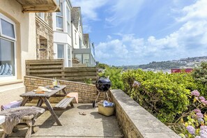 Outdoor dining - 3 bed with garden, parking & stunning ocean views (New Polzeath, Nr Wadebridge)