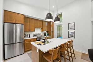 Réfrigérateur, micro-ondes, four, lave-vaisselle