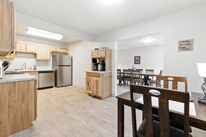 Dining - NEW! Anchorage 5BR Retreat Hikes, City & Comfort (Anchorage)