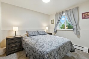 5 bedrooms, WiFi, bed sheets