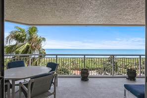 Outdoor dining - Fifth-Floor Oceanfront Condo with Stunning Views (Fort Pierce)