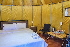 Lều phong cách cổ điển, 1 giường cỡ queen | Truy cập Internet không dây miễn phí, bộ trải giường 