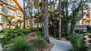 Zona residencial con un sendero que lleva a un edificio identificado como 'Casa de Pedra'.