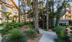Zona residencial con un sendero que lleva a un edificio identificado como 'Casa de Pedra'.