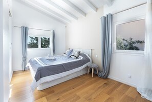 3 soverom, strykejern/-brett, internettilgang og sengetøy