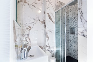 Douche, sèche-cheveux, serviettes fournies, savon