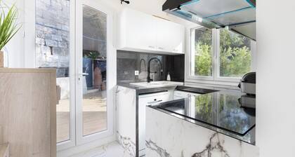 Chic Riviera Escape3 Bedroom Sea View Apartment in Beausoleil, Steps from Monaco
