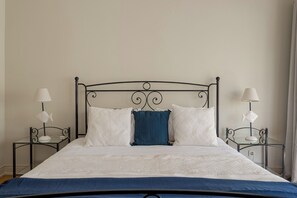 Tabla de planchar con plancha, internet y ropa de cama 