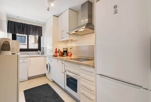 Réfrigérateur, four à micro-ondes, un four, surface de cuisson