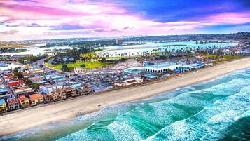 Perto da praia, espreguiçadeiras, toalhas de praia