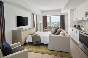 2 bedrooms, desk, iron/ironing board, travel cot