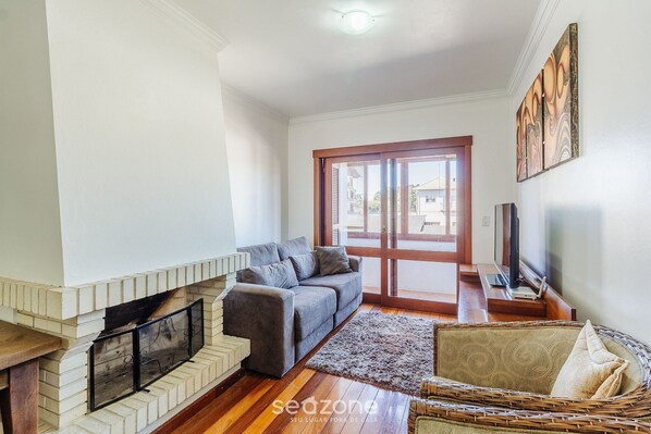 Basic Apartment | Living area