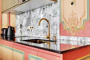 Kühlschrank, Mikrowelle, Herdplatte, Geschirrspüler