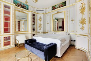 4 bedrooms, iron/ironing board, free WiFi, bed sheets - One-of-a-Kind Sumptuous Home near Parc Monceau (Paris)
